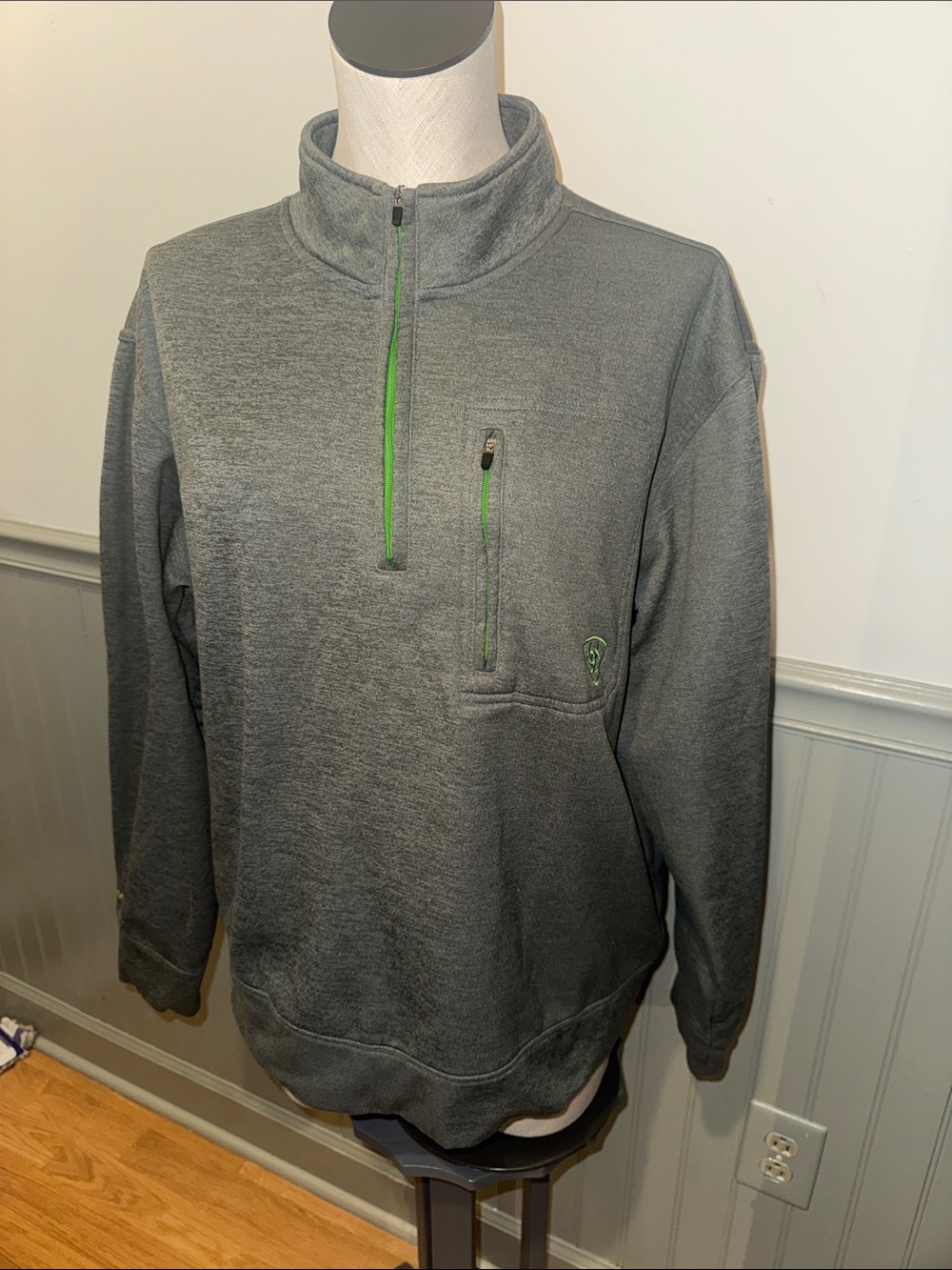 Ariat Tek cold series Gray Quarter-Zip‎ Pullover with Green Accents size Medium